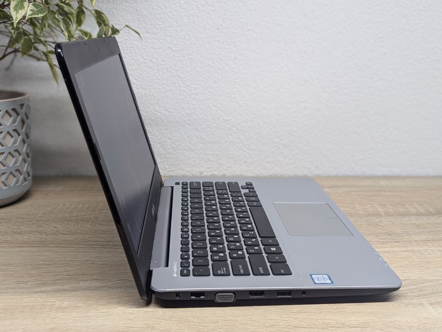 Уцінка! Ноутбук Б/В ASUS R301U, Intel Core i5-6200U, DDR3 8 GB, SSD 128GB, 13.3" HD
