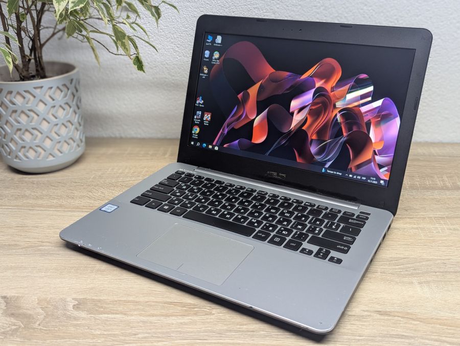 Уцінка! Ноутбук Б/В ASUS R301U, Intel Core i5-6200U, DDR3 8 GB, SSD 128GB, 13.3" HD