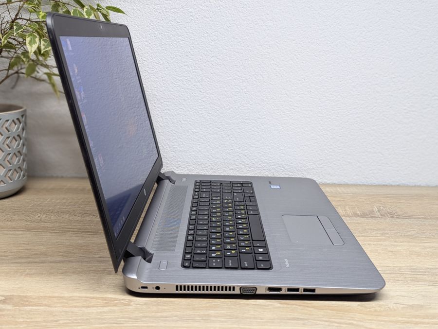 Ноутбук Б/В HP ProBook 470 G3, Intel Core i5-6200U, DDR4 8 GB, SSD 128GB + SSD 750GB, AMD Radeon R7 M340 1Gb, 17"