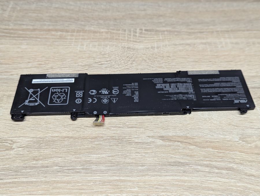 Б/В Оригінальна акумуляторна батарея Asus B31N1822