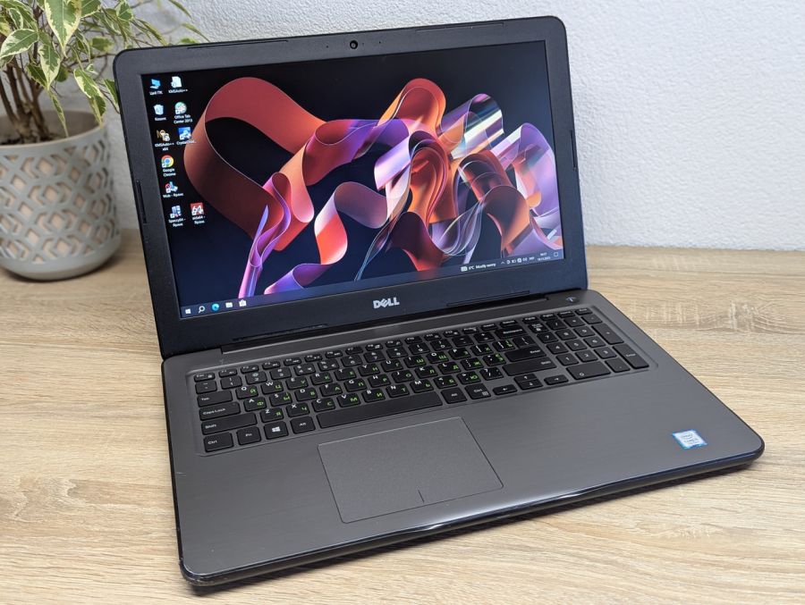 Уцінка! Ноутбук Б/В Dell Inspiron 5567, Intel Core i5-7200U, DDR4 16 GB, SSD 256GB, AMD Radeon R7 M440 4Gb, 15.6" Full HD