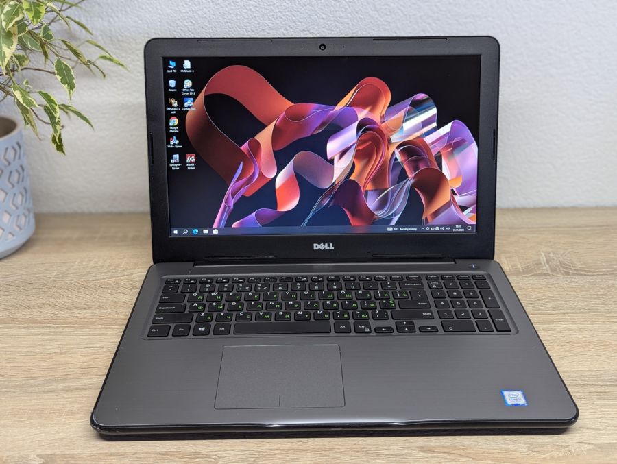 Уцінка! Ноутбук Б/В Dell Inspiron 5567, Intel Core i5-7200U, DDR4 16 GB, SSD 256GB, AMD Radeon R7 M440 4Gb, 15.6" Full HD