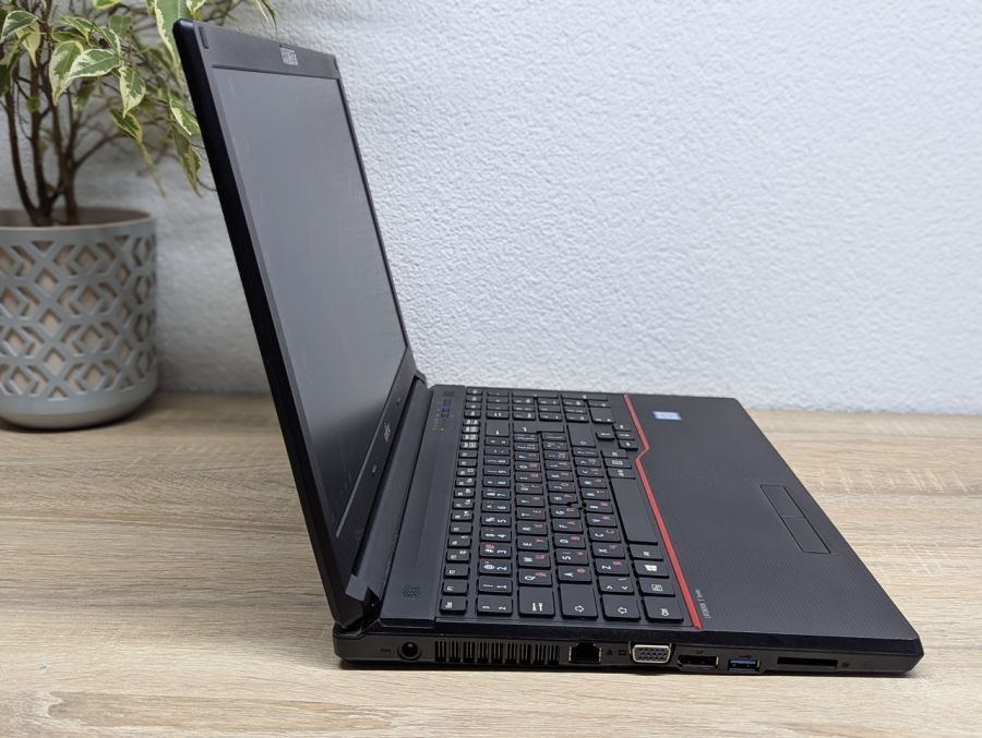 Ноутбук Б/В Fujitsu LifeBook E557, Intel Core i5-7200U, DDR4 8 GB, SSD 128GB, 15.6" HD