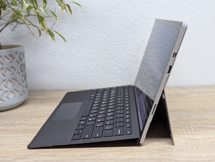 Ноутбук Б/В Microsoft Surface Pro 4, Intel Core i5-6300U, DDR4 8GB, SSD 256GB, 14" Full HD Сенсор