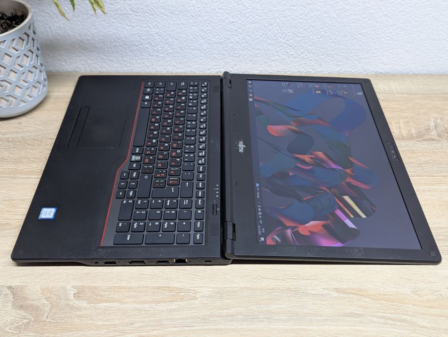 Уцінка! Ноутбук Б/В Fujitsu LifeBook E558, Intel Core i7-8550U, DDR4 16 GB, SSD 256GB, 15.6" UHD