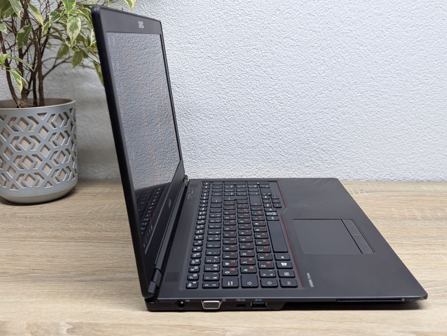 Ноутбук Б/В Fujitsu U758, Intel Core i5-8250U, DDR4 16 GB, SSD 256GB, 15.6" Full HD