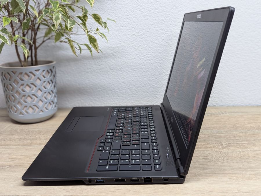 Ноутбук Б/В Fujitsu U758, Intel Core i5-8250U, DDR4 16 GB, SSD 256GB, 15.6" Full HD