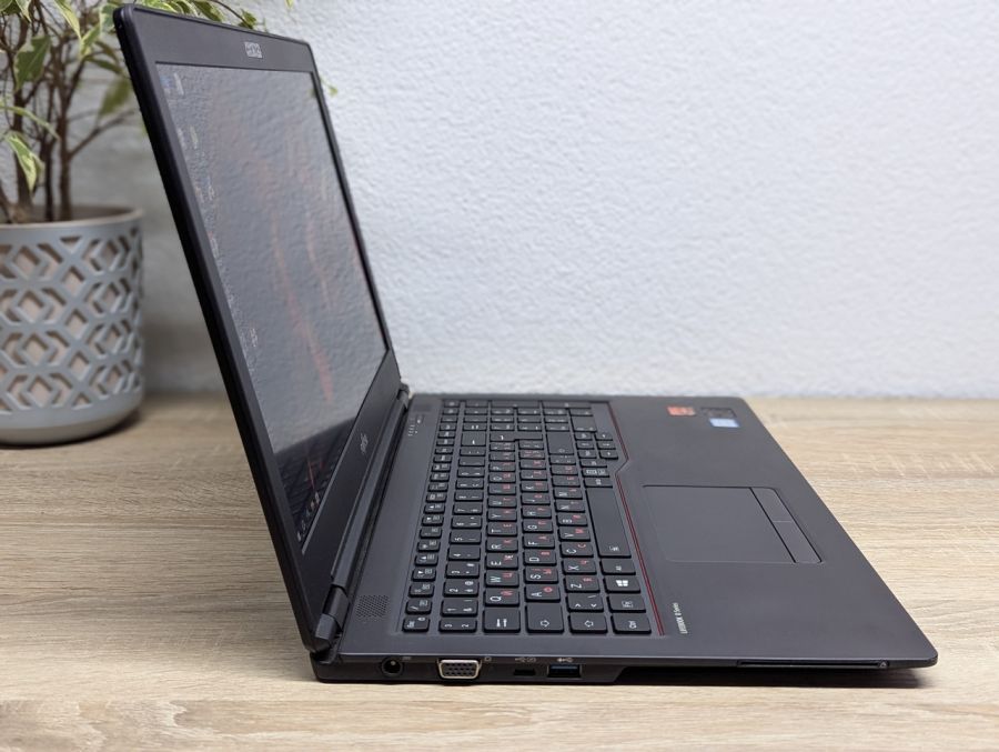 Уцінка! Ноутбук Б/В Fujitsu U757, Intel Core i5-7200U, DDR4 16 GB, SSD 256GB, 15.6" Full HD