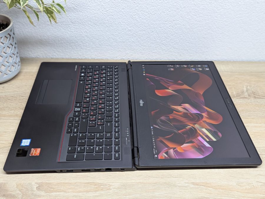 Уцінка! Ноутбук Б/В Fujitsu U757, Intel Core i5-7200U, DDR4 16 GB, SSD 256GB, 15.6" Full HD