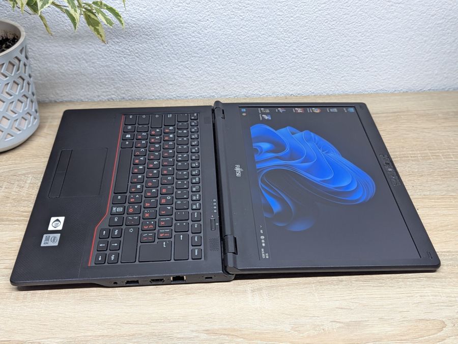 Ноутбук Б/В Fujitsu LifeBook E5410, Intel Core i5-10210U, DDR4 16 GB, SSD 256GB, 14" Full HD