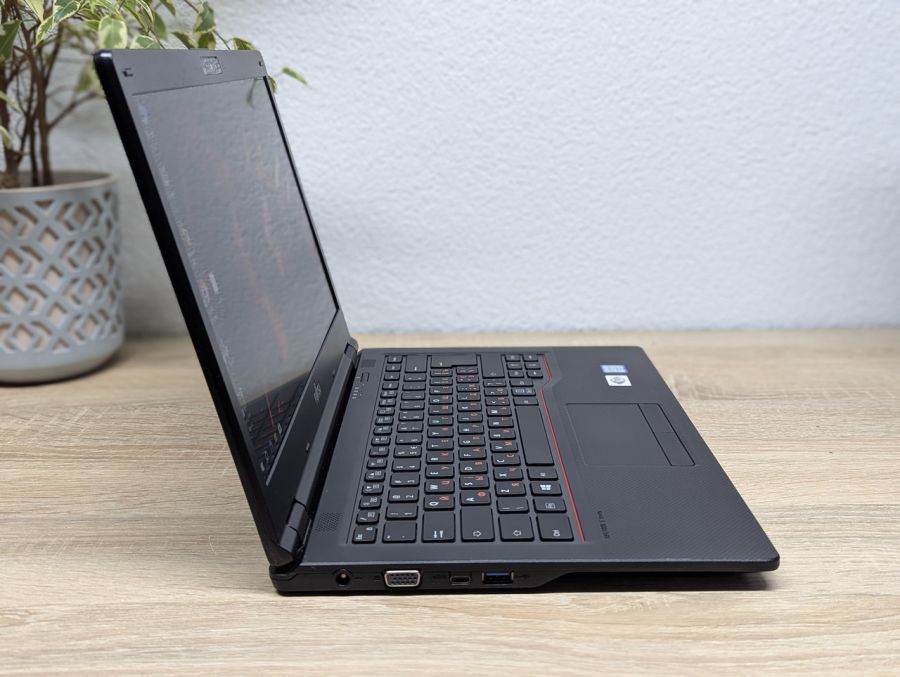 Ноутбук Б/В Fujitsu LifeBook E549, Intel Core i5-8265U, DDR4 16 GB, SSD 256GB, 14" Full HD