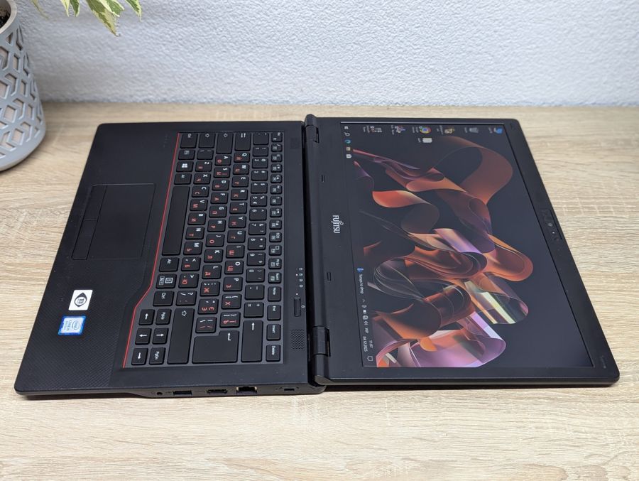 Ноутбук Б/В Fujitsu LifeBook E549, Intel Core i5-8265U, DDR4 16 GB, SSD 256GB, 14" Full HD