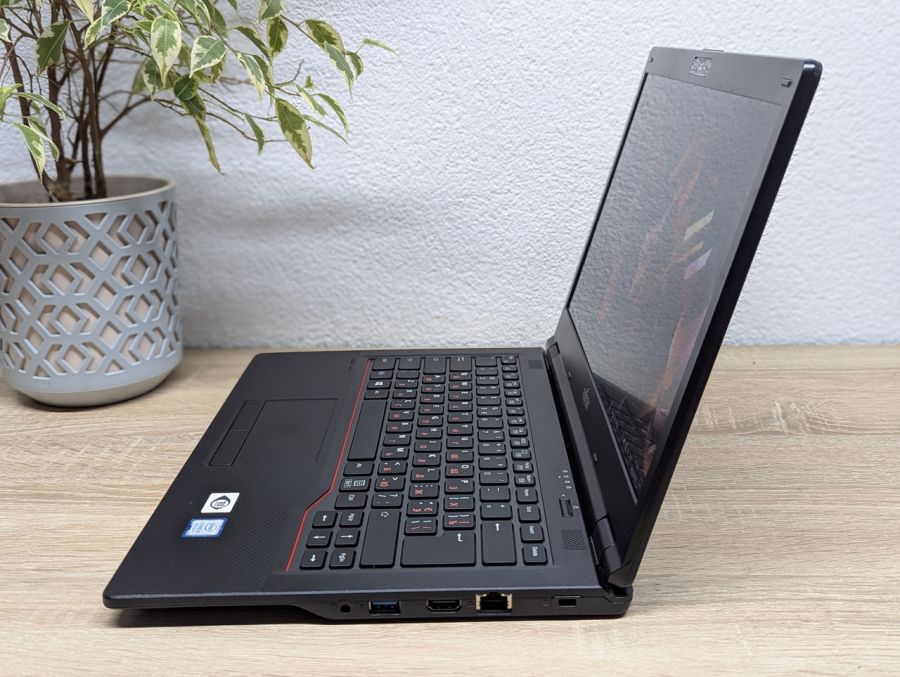 Ноутбук Б/В Fujitsu LifeBook E549, Intel Core i5-8265U, DDR4 16 GB, SSD 256GB, 14" Full HD