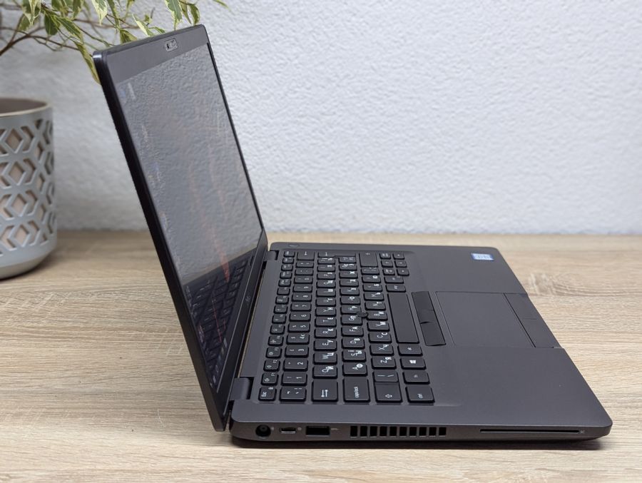 Ноутбук Б/В Dell Latitude 5400, Intel Core i5-8250U, DDR4 16GB, SSD 256GB, 14" Full HD