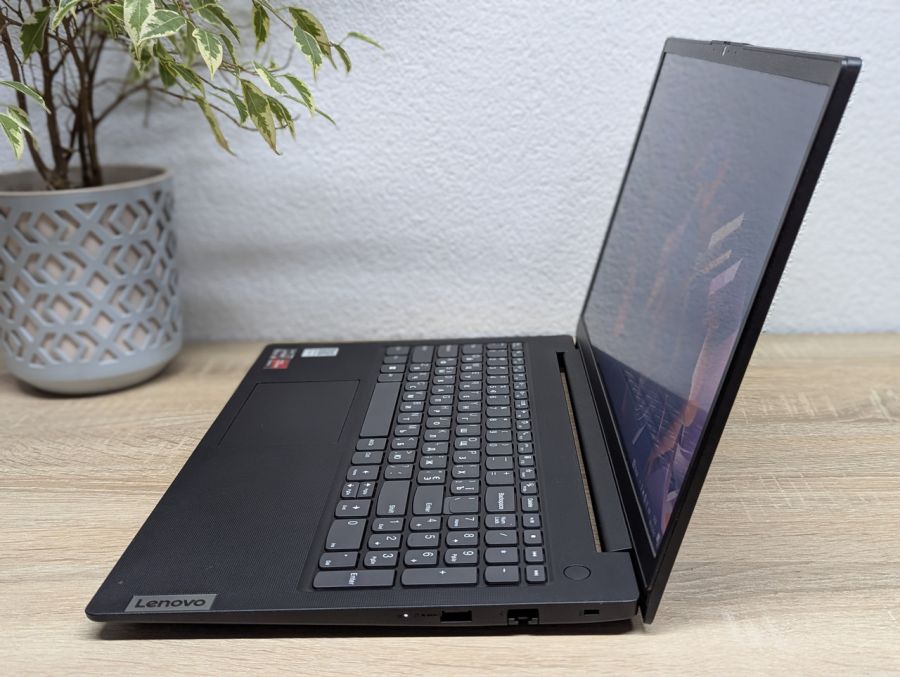 Уцінка! Ноутбук Б/В Lenovo V15 G4 AMN, AMD Ryzen 5 7520U, DDR4 8 GB, SSD 256GB, AMD Radeon 610M 2Gb, 15.6" Full HD