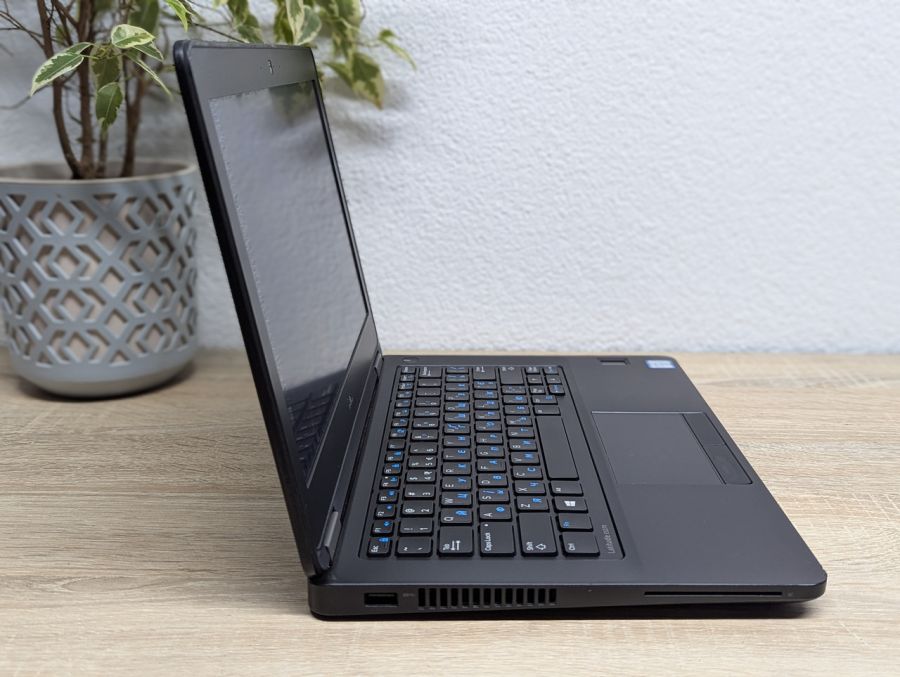 Уцінка! Ноутбук Б/В Dell Latitude E5270, Intel Core i5-6300U, DDR4 8 GB, SSD 128GB, 12" HD