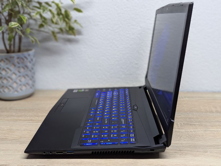 Ноутбук Б/В Clevo N85OHK, Intel Core i7-7700HQ, DDR4 32 GB, SSD 128GB + HDD 1TB, NVIDIA GeForce GTX 1050, 15.6" Full HD