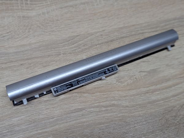 Б/В Оригінальна акумуляторна батарея HP LA04