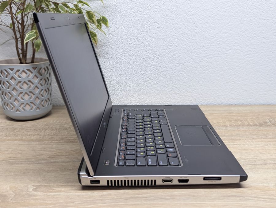 Ноутбук Б/В Dell Vostro 3550, Intel Core i5-2410M, DDR3 8GB, SSD 128GB, AMD Radeon 6600M, 15.6"
