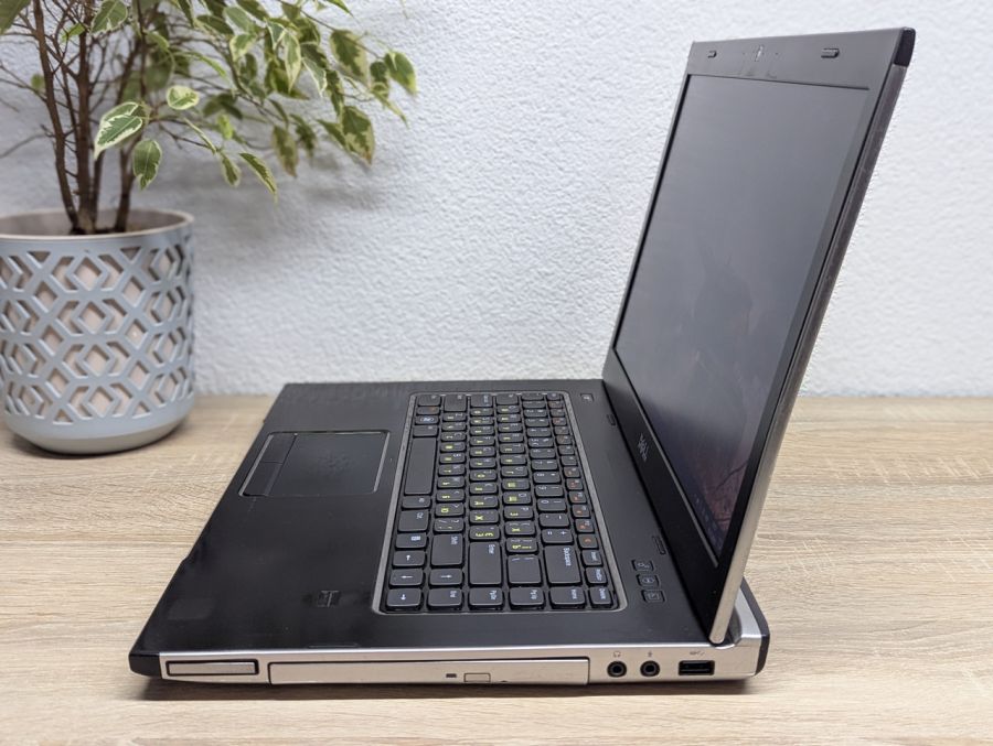 Уцінка! Ноутбук Б/В Dell Vostro 3550, Intel Core i5-2410M, DDR3 8 GB, SSD 128GB, AMD Radeon 6600M, 15.6"