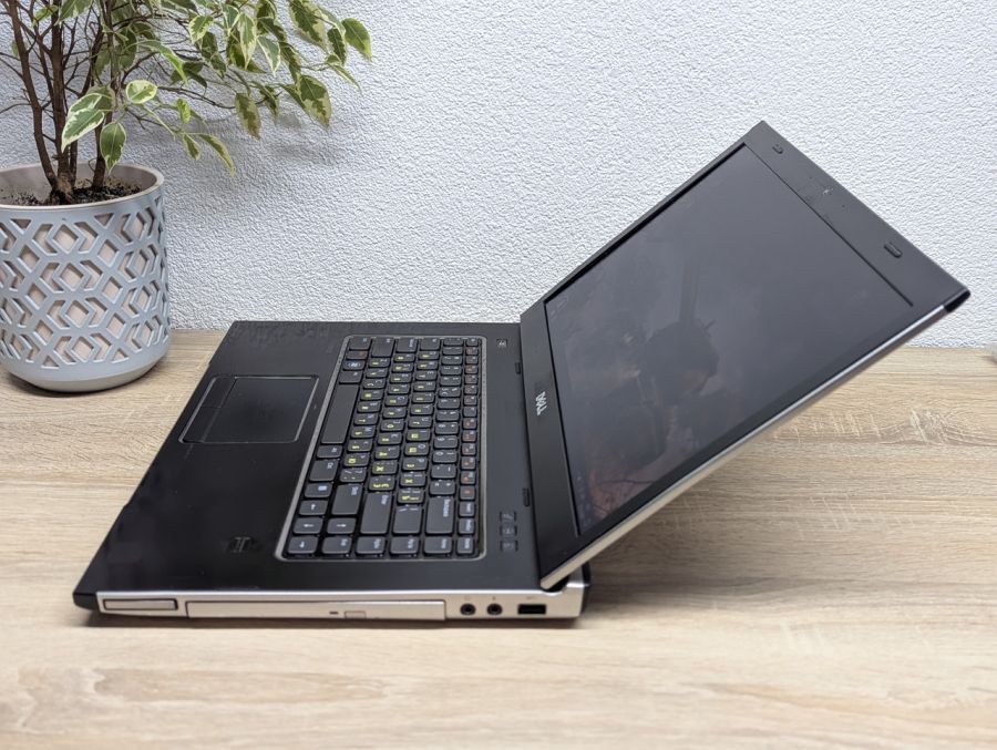 Уцінка! Ноутбук Б/В Dell Vostro 3550, Intel Core i5-2410M, DDR3 8 GB, SSD 128GB, AMD Radeon 6600M, 15.6"