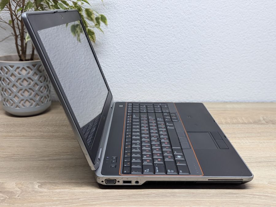 Уцінка! Ноутбук Б/В Dell Latitude E6520, Intel Core i3-2330M, DDR3 8 GB, SSD 128GB, 15.6" HD
