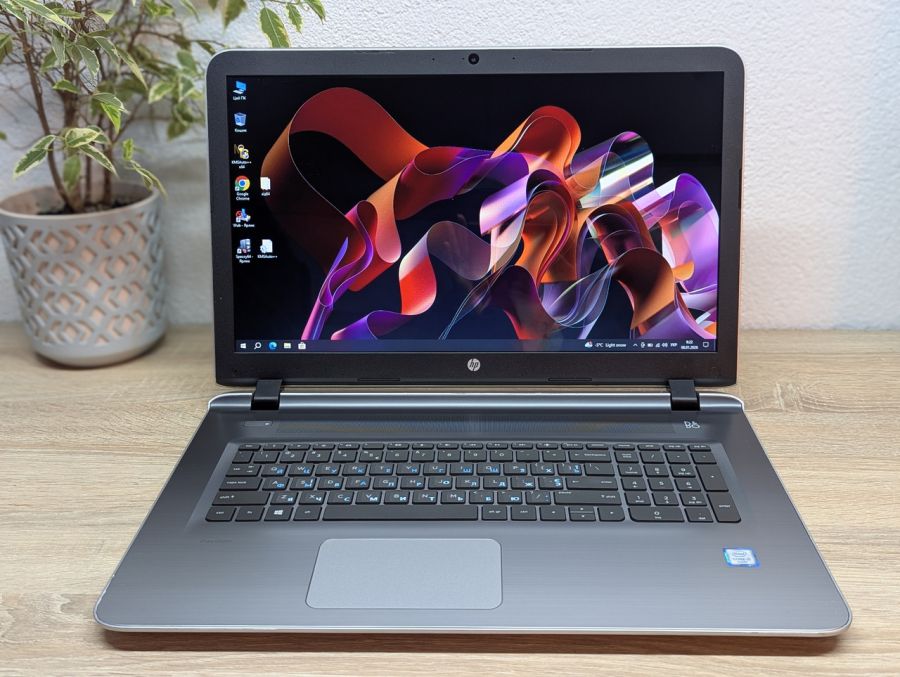 Уцінка! Ноутбук Б/В HP Pavilion 17 Notebook, Intel Core i5-6200U, DDR3 8 GB, SSD 256GB, 17" HD