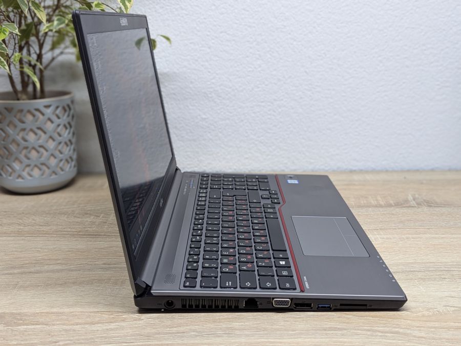Уцінка! Ноутбук Б/В Fujitsu E756, Intel Core i5-6200U, DDR4 8 GB, SSD 256GB, 15.6" Full HD