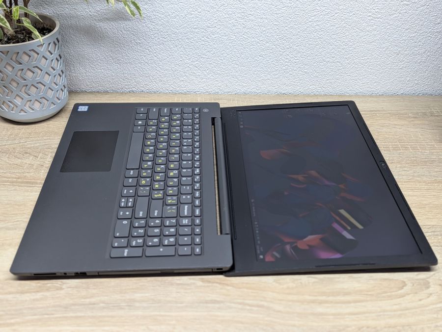 Ноутбук Б/В Lenovo V130-15IKB, Intel Core i5-8250U, DDR4 8 GB, SSD 256GB, 15.6" Full HD