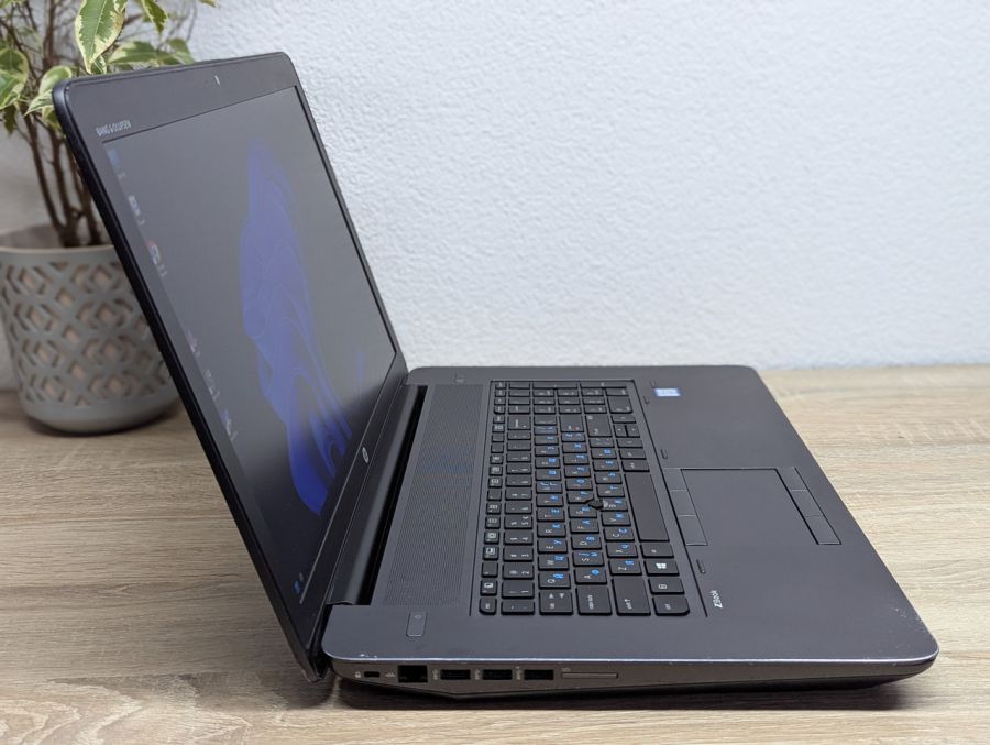 Уцінка! Ноутбук Б/В HP ZBook 17 G4, Intel Core i7-7700HQ, DDR4, SSD 256GB + HDD 320GB, NVIDIA Quadro M2200, 17" Full HD