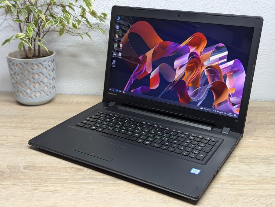 Ноутбук Б/В Lenovo IdeaPad 300-17ISK, Intel Core i5-6200U, DDR3 8 GB, SSD 256GB, 17.3" HD