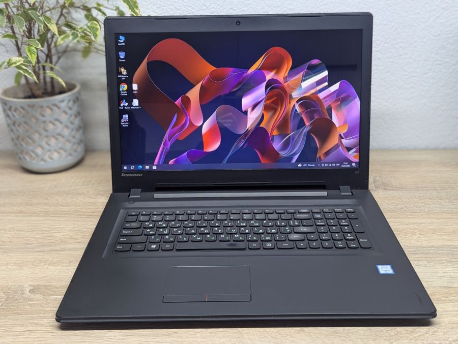 Ноутбук Б/В Lenovo IdeaPad 300-17ISK, Intel Core i5-6200U, DDR3 8 GB, SSD 256GB, 17.3" HD