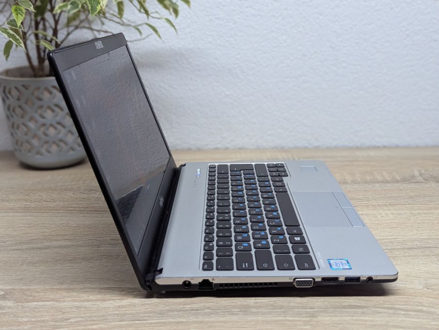 Уцінка! Ноутбук Б/В Fujitsu S936, Intel Core i5-6200U, DDR4 4 GB, SSD 128GB, 13" Full HD