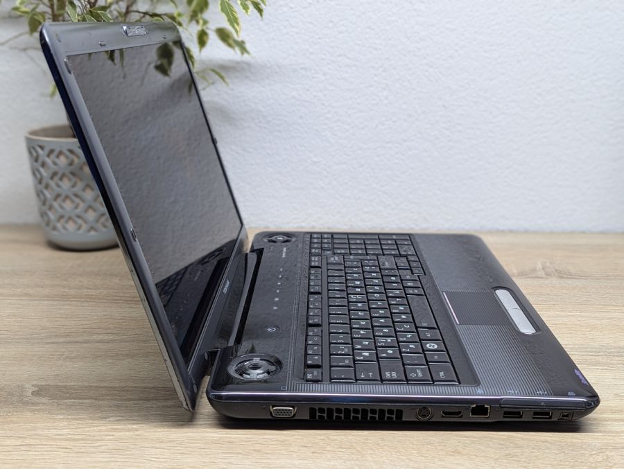 Уцінка! Ноутбук Б/В Toshiba Satellite P300, Intel Core 2 Duo T5750, DDR2 4 GB, HDD 500GB, Radeon HD 3400, 17.1" HD