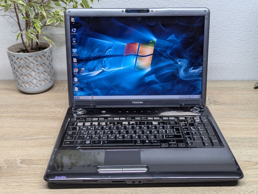 Уцінка! Ноутбук Б/В Toshiba Satellite P300, Intel Core 2 Duo T5750, DDR2 4 GB, HDD 500GB, Radeon HD 3400, 17.1" HD