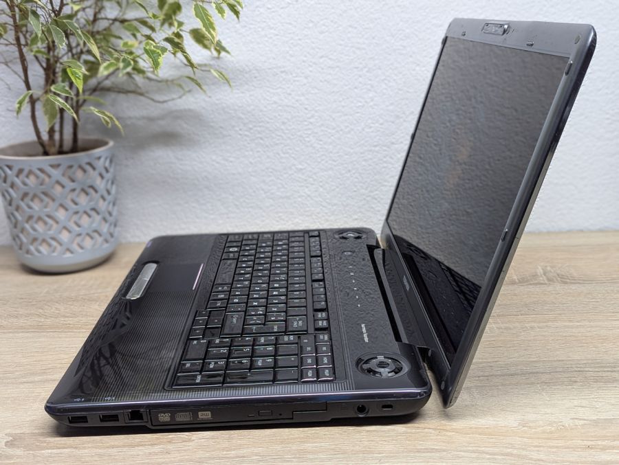 Уцінка! Ноутбук Б/В Toshiba Satellite P300, Intel Core 2 Duo T5750, DDR2 4 GB, HDD 500GB, Radeon HD 3400, 17.1" HD
