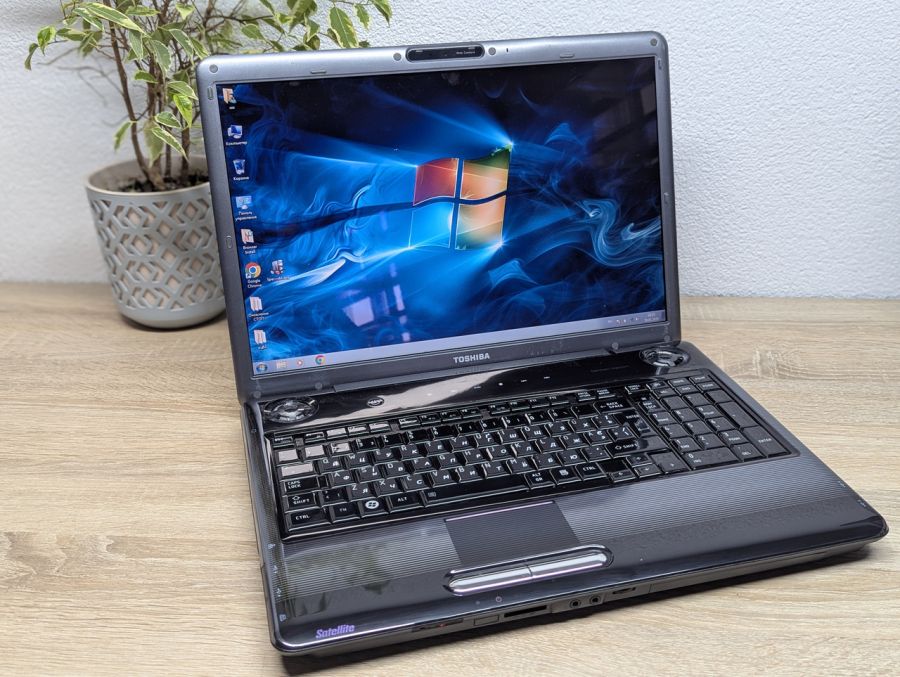 Уцінка! Ноутбук Б/В Toshiba Satellite P300, Intel Core 2 Duo T5750, DDR2 4 GB, HDD 500GB, Radeon HD 3400, 17.1" HD