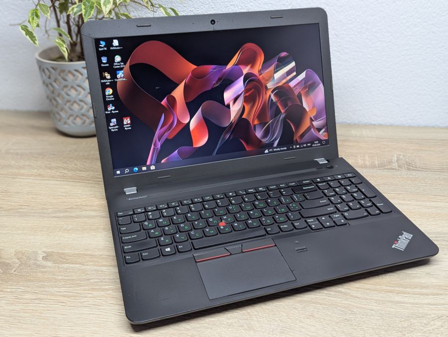 Уцінка! Ноутбук Б/В Lenovo ThinkPad E560, Intel Core i3-6100U, DDR3 8 GB, SSD 128GB, 15.6" HD