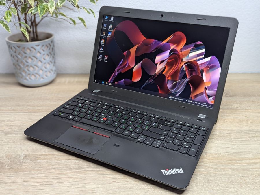 Уцінка! Ноутбук Б/В Lenovo ThinkPad E560, Intel Core i3-6100U, DDR3 8 GB, SSD 128GB, 15.6" HD