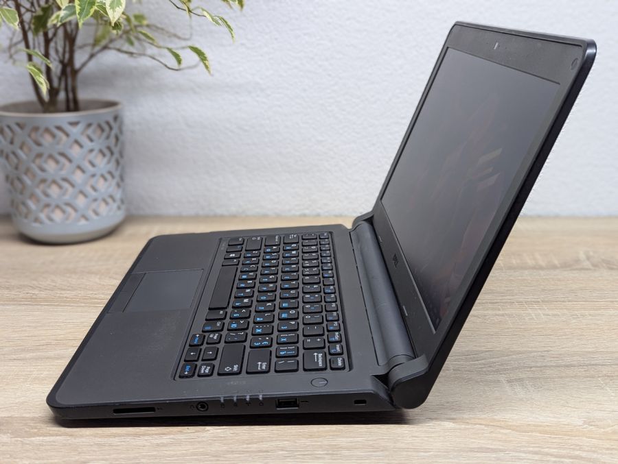 Уцінка! Ноутбук Б/В Dell Latitude 3350, Intel Core i3-5005U, DDR3 8 GB, SSD 128GB, 13.3" HD