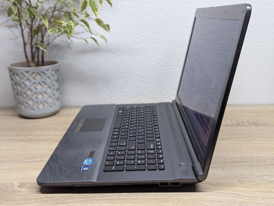 Ноутбук Б/В Samsung NP-RC720, Intel Core i3-2310M, DDR3 8 GB, HDD 500GB, NVIDIA GeForce GT 520M 1Gb, 17.3"