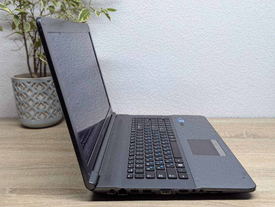 Ноутбук Б/В Samsung NP-RC720, Intel Core i3-2310M, DDR3 8 GB, HDD 500GB, NVIDIA GeForce GT 520M 1Gb, 17.3"