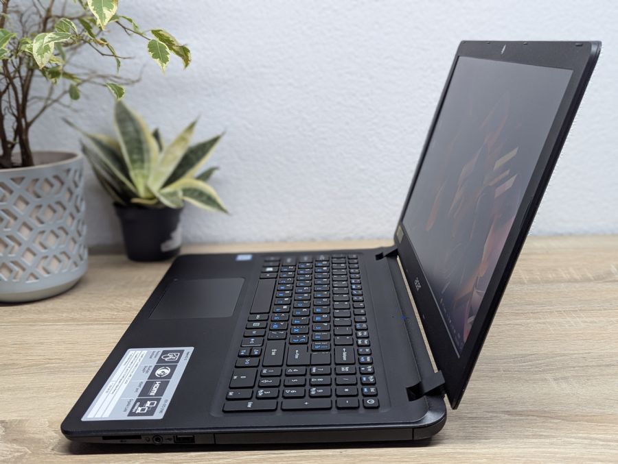 Ноутбук Б/В Acer Aspire ES1-572, Intel Core i3-6006U, DDR3 8 GB, SSD 128GB, 15.6" Full HD