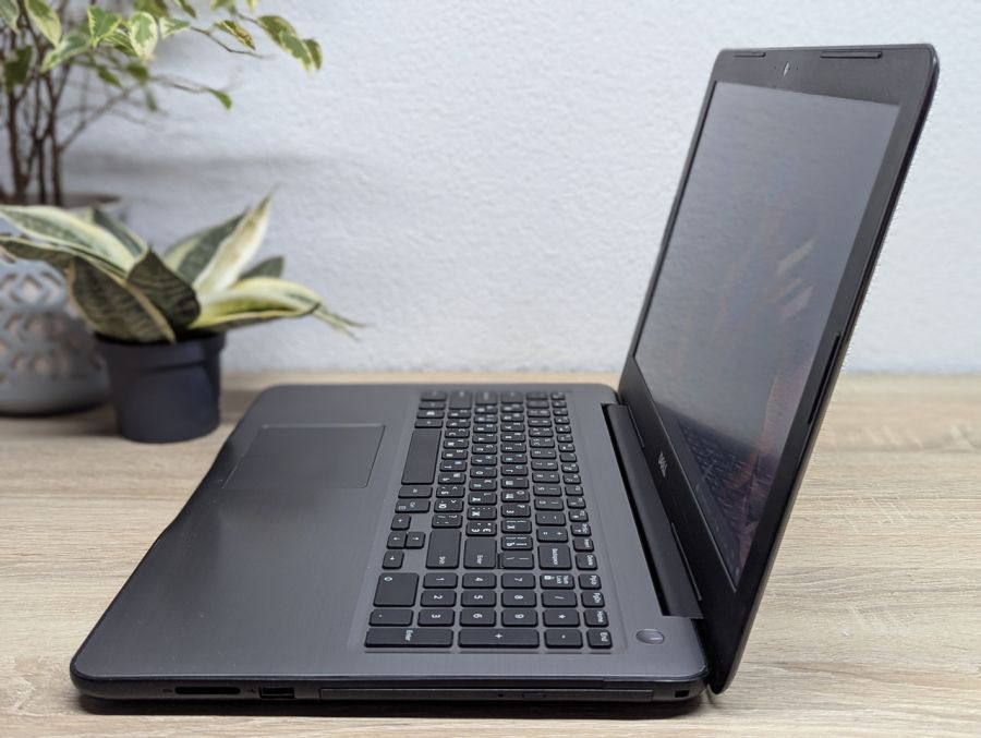Ноутбук Б/В Dell Inspiron 5567, Intel Core i5-7200U, DDR4 8 GB, SSD 256GB, AMD Radeon R7 M440 2Gb, 15.6" Full HD