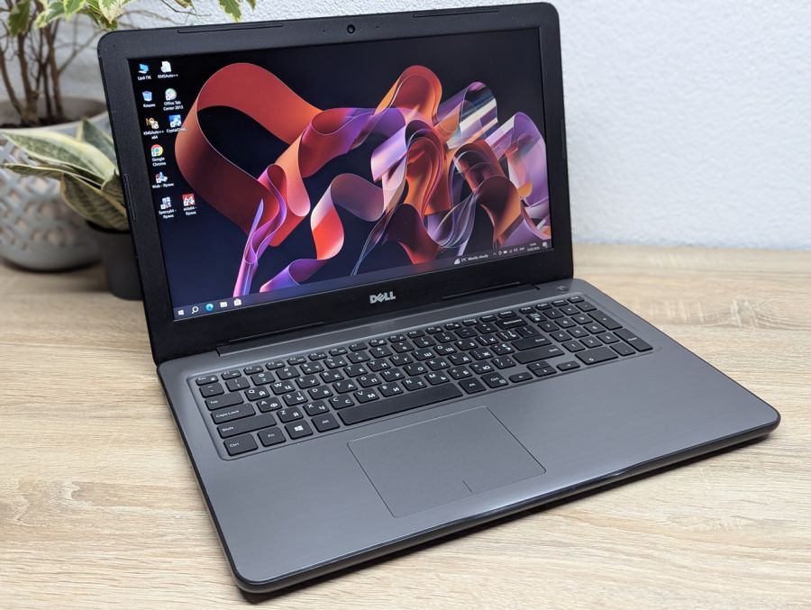 Ноутбук Б/В Dell Inspiron 5567, Intel Core i5-7200U, DDR4 8 GB, SSD 256GB, AMD Radeon R7 M440 2Gb, 15.6" Full HD