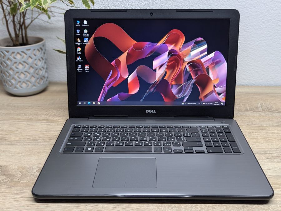Ноутбук Б/В Dell Inspiron 5567, Intel Core i5-7200U, DDR4 8 GB, SSD 256GB, AMD Radeon R7 M440 2Gb, 15.6" Full HD