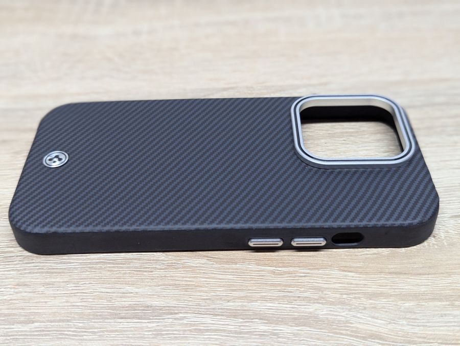 Новий Захисний чохол Spigen Enzo (MagFit) для iPhone 15 Pro