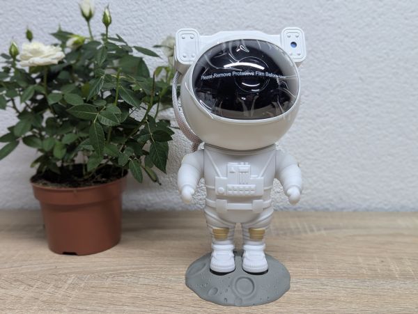 Новий Нічник-проектор зоряного неба у формі космонавта