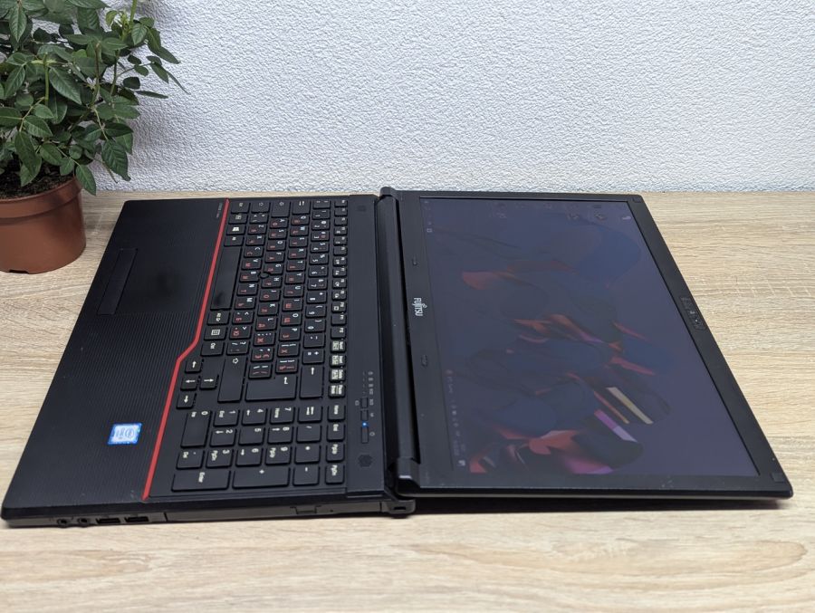 Ноутбук Б/В Fujitsu E556, Intel Core i5-6200U, DDR4 8GB, SSD 128GB, 15.6" HD