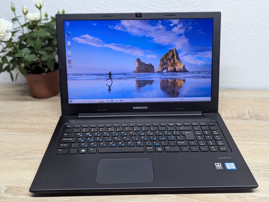 Уцінка! Ноутбук Б/В Medion Akoya S6421, Intel Core i5-6200U, DDR3 8 GB, SSD 128GB + HDD 320GB, 15.6" Full HD